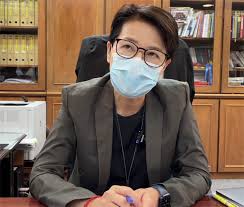 黃珊珊（1969年10月18日 － ），中華民國執業律師、親民黨籍政治人物，現任臺北市副市長，生於臺中 后里，成長於高雄 鳳山，畢業於台灣大學 法律系，其兄為前海軍二級上將、第28任參謀總長 黃曙光。 1998年經新黨提名拿下港湖選區第一高票，成功入主臺北市議會長達21年。 Xvafgymsjmtfum