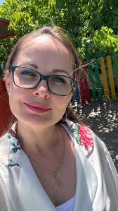 Моя люба донечко!, Вітаю тебе з твоїм першим випускним — з садочка! 🌸, Це  твій перший важливий крок у доросле життя, і я так пишаюся тобою!, Бажаю  тобі бути щасливою — сьогодні і тут, усміхненою, ...