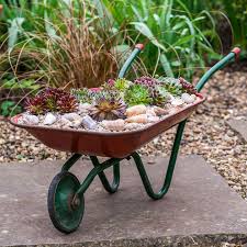 15 Astuces Geniales Pour Recycler Une Vieille Brouette Page 14 Labibledesastuces Brouette Deco Jardin Astuce Jardin