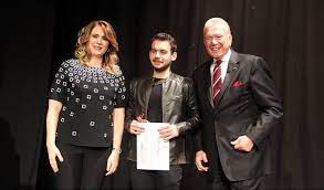 Uğur dündar, yasemin baradan dündar ile evli ve 3 çocuk babasıdır. Baradan In Izinden Yuruyorlar