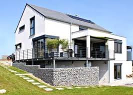 Dieses Und Viele Hauser Mehr Gibt Es Auf Fertighaus De Ihr Hausbau Aus Einer Hand Schnell Preiswert Und Von Gepruften Anbiete Haus Bauen Haus Hanglage Haus