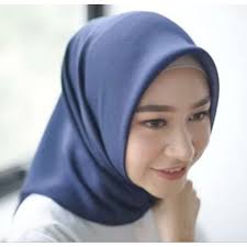 Warna Navy Ukuran 110 cm x110 cm Jilbab bella square berbahan polly cotton  dengan ukuran 110 cm x 110 cm