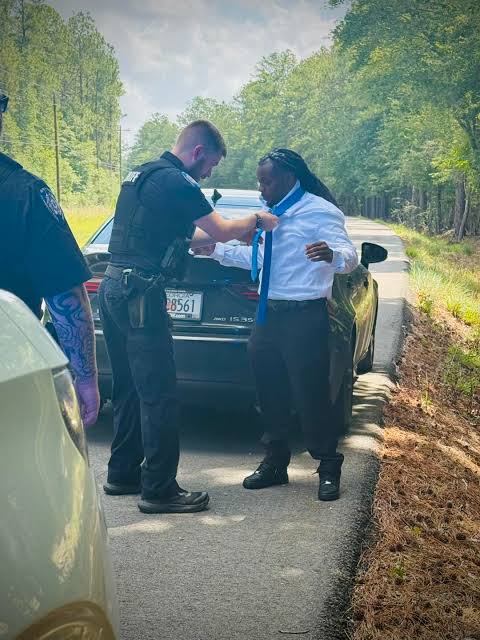 Louisiana deputy helps driver with necktie on his way to funeral