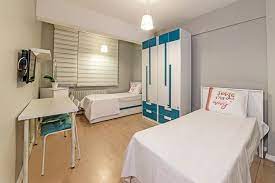 Koç üniversitesi, rumeli feneri kampusü yurt binalarında 1.540 kişilik, batı kampüs yurt binalarında 1249 kişilik olmak üzere toplam 2.789 kişilik yatak kapasitesine sahiptir. Koc Universitesine Yakin Ozel Ogrenci Yurtlari Fiyatlari Incele Yurtlar Burada