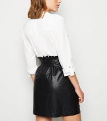 Et fais une belle silhouette, un bel achat. Mini Jupe Noire En Similicuir A Taille Haute New Look