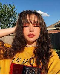 For a beautiful, carefree aesthetic, opt for beach waves with bangs. Pin En Hair