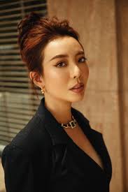 Chị Mười Ba” Thu Trang sang chảnh xuống phố