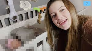 Judith Arias muestra la cara de su hija Chloe por primera vez