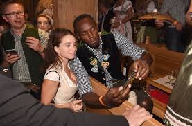 Seine freundin kasi bennett, seine tochter olympia lightning bolt und die beiden neugeborenen, die in zwei wiegen liegen. Endspurt Beim Oktoberfest Auf Ein Selfie Mit Usain Bolt Panorama Stuttgarter Zeitung