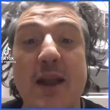 El cantante Jonás González, integrante de la banda de rock alternativo  Plastilina Mosh, compartió un video en sus redes sociales donde hace un  cameo con una voz muy peculiar, con Siri., El video llamó ...