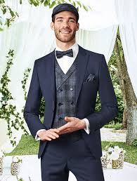Etwa drei monate vor der trauung wird es zeit für den hochzeitsanzug. Hochzeitsanzug Brautmoden Boos