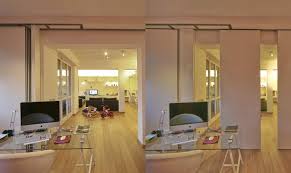 Vela pannelli divisori da interni per uffici e sale pubbliche montanti in acciaio verniciato grigio tela in pvc microforata bianca senza base di supporto foto ed esempi di pannelli decorativi da. Pareti Mobili E Divisori Ecco Come Organizzare Case E Uffici In Modo Smart