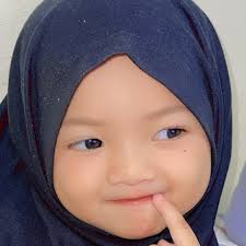 🍬🍦 Candy topping time! Colorful candies are gently scooped and poured  over the soft ice cream, adding a fun crunch and a pop of bright colors.  Watching the candies scatter and settle