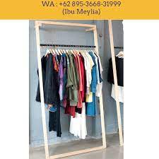 Rak display pakaian butik baju distro murah jual gawangan atau gantungan baju model gawangan kayu tinggi keseluruhan 1 5 meter tinggi gantungan 120 cm cocok untuk display koas kemaja baju batik di atas. Inspirasi Penting 24 Gambar Rak Baju Distro