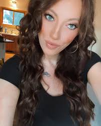 Brooke Bridge's Instagram, Twitter & Facebook