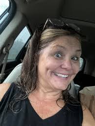 Lesley Leo's Instagram, Twitter & Facebook