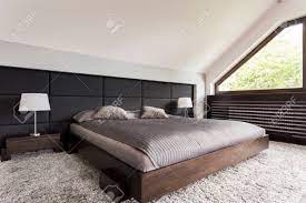 Elegantes Grosses Bett In Einem Dunklen Rahmen In Einem Schlafzimmer Im Dachgeschoss Lizenzfreie Fotos Bilder Und Stock Fotografie Image 66805507