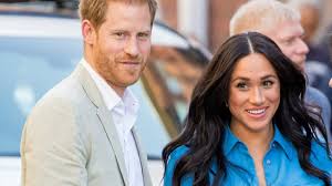 Ganz anders prinz harry, sohn von prinz charles und prinzessin diana, dem dank roter haare, roten wangen und blauen augen seit jeher etwas bubenhaftes anhaftet. Nachbar In Montecito Rob Lowe Prinz Harry Tragt Jetzt Pferdeschwanz Krone At
