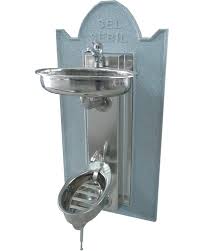 Wudumate abdest lavabosu'nun eşsiz ergonomik ve estetik tasarımı her yaştan ve her ağırlıkta kişi için konforlu bir kullanım sağlamakta, aynı zamanda bu tasarım çevreye su sıçramasını da asgari düzeye indirmektedir. Selsebil Abdest Cesmesi