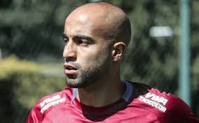 Torcedores mandam recado a Lucas Moura após empate contra o Santos: 'Voltando'