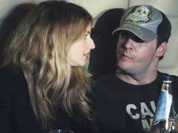 Εκείνη η τζιτζιφιόγκα γιάννα αγγελοπουλου αμείβεται από το υπουργείο εξωτερικών, με 50.000 ευρώ το χρόνο για να παριστάνει την πρεσβευτίνα.καλής θελήσεως της ελλάδας!! Nino Xrysh Bardinogiannh 8a Ginoyn Goneis Zinapost Gr