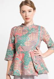 Tidak heran bila batik lengan pendek tidak pernah sepi pelanggan karena selain simple, desain baju batik modern ini sangat mudah dikombinasikan dengan apa pun. 400 Gambar Desain Baju Batik Terbaru Terbaik Infobaru