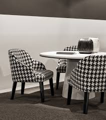 黑白间隔座椅搭配纯白茶几桌面 优雅惬意 时尚高雅 是现代居家布置 室内设计 售楼处 家具配置 室内软装设计的优选 更多高档精美茶几小桌 欢迎关注可椅微信公众号号 可椅 coyle dining table chairs furniture chair furniture