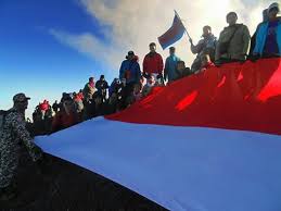 Sehingga kendala angin, dan tekanan angin, tekanan air itu sangat mempengaruhi pengibaran bendera. Jalur Pendakian Ditutup Pendaki Batal Kibarkan Merah Putih Di Puncak Gunung Kerinci Kilasjambi