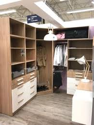 Ranger les chaussettes dans des tiroirs, ranger ses vêtements sur des étagères. 9 Idees De Dressing Leroy Merlin Maison Deco