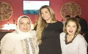Jun 19, 2019 · في أوّل ظهور لها على مواقع التواصل الاجتماعي بعد تعافيها من المرض الغامض وبعد غياب طال 23 سنة عن الوسط الفني، احتفلت الفنانة المعتزلة نورا بعيد ميلادها الـ65 في إحدى الكافيهات بحضور ابنتي شقيقتها مي نور الشريف وسارة نور. Ù„Ø§ ØªÙÙˆØªÙƒ Ø£Ø­Ø¯Ø« ØµÙˆØ± Ù„Ù„ÙÙ†Ø§Ù†Ø© Ø§Ù„Ù…ØµØ±ÙŠØ© Ø§Ù„Ù…Ø¹ØªØ²Ù„Ø© Ù†ÙˆØ±Ø§ Ù†ÙˆØ§Ø¹Ù…