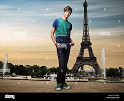 Man standing in front of Eiffel Tower Stock Photo - Alamy