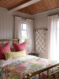 Decorate With Quilts For Cottage Style Interiors Beautiful Bedrooms Cottage Bedroom Cottage Decor
