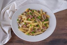 Quando piselli e funghi risulteranno cotti, tagliate i funghi a pezzetti più piccoli, se non lo avete già fatto (i miei erano funghi surgelati e l'ho tagliati da cotti). Fatto In Casa Da Benedetta Pasta Salsiccia Piselli E Funghi Facebook