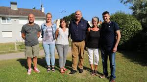 In the world of wine, where business is often a family affair, the x brothers 'jouent dans la cour des grands' / play in the big league (would that be ok?) Saison Estivale Sainte Cecile Veut Jouer Dans La Cour Des Grands