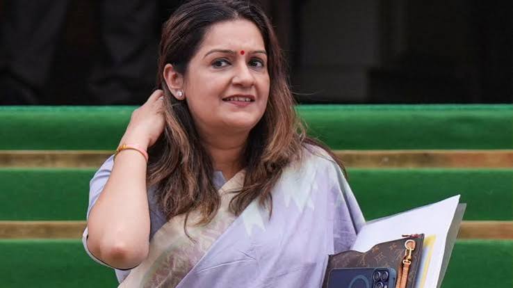 मुंबई में प्रियंका चतुर्वेदी की तस्वीरों वाले अनधिकृत बैनरों का बवाल, राहुल गांधी के जन्मदिन से जोड़ा जा रहा तार! | Mint