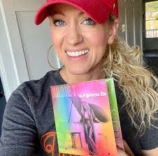 Amber Everitt's Instagram, Twitter & Facebook