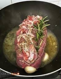Rotolo di tacchino ripieno | ricetta facile con tacchino 1 petto intero di taccchino oppure una sovracoscia disossata 3 uova 2 cucchiai di parmigiano grattugiato 200 g di prosciutto cotto 150 g di scamorza affumicata a fette pomodorini q.b. Rotolo Di Tacchino Ripieno Con Castagne Cuciniamo