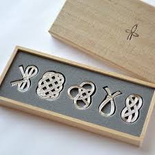 食卓にあるとキチンと感が出る箸置き キュートなものから渋いものまで10選をご紹介 folk 箸置き 手作り陶器 陶器