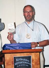 Riigikontrolör alar karis leiab, et riigisüsteemil on viimane aeg välja rabeleda asendustegevuste soost, kuhu kipume üha sügavamale vajuma, vaadata sisust lähtudes üle nii riigi kui ka tema teenijate. Kas Eesti Presidendisaaga Hakkab Lopule Joudma Estonian World Review