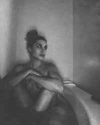 Ludovica Frasca nuda nella vasca, un bagno molto sexy per la ex velina