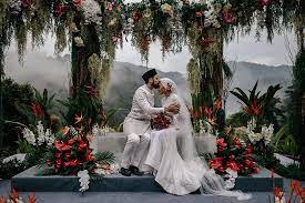 Puncak rimba ligt in bentong en biedt een tuin, een buitenbad en uitzicht op het zwembad. Singer Songwriter Yuna And Adam S Tropical Bohemian Malaysia Wedding At Janda Baik Hochzeit