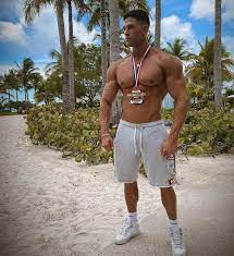 Hot guys: Guys with huge muscular pecs