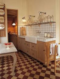 Cuisine Avec Sol Carrelage En Damier Et Meuble Ne Bois Clair Sur Lesquel Est Pose Un Timbre D Placard Cuisine Armoires De Cuisine En Bois Cuisine Bois Clair