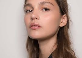 Se laver les cheveux pour une coiffure facile et parfaite. 50 Idees De Coiffures Faciles Et Rapides Pour Les Matins Difficiles Elle