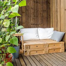 Plus légères et plus faciles à manipuler, elles sont aussi moins solides, et plus indiquées pour fabriquer des objets déco, comme un luminaire. Fabriquer Un Meuble Entre Ecologie Et Creativite Blog But