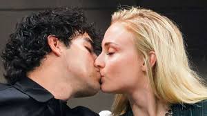 Joe Jonas and Sophie Turner's PDA at the U.S. Open - Joe Jonas and Sophie  Turner Steamy PDA | Marie Claire