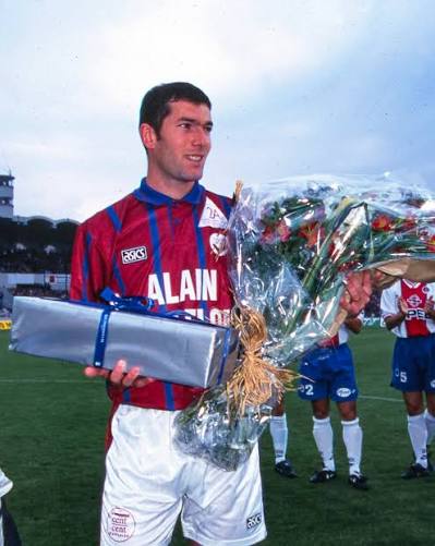 🔚 Le 11 mai 1996, Zinedine Zidane disputait son dernier match dans notre  championnat sous les couleurs du FC Girondins de Bordeaux 🥹... Et il nous  quittait en beauté, avec deux passes