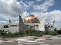 La grande mosquée de strasbourg est une mosquée en construction depuis 2004 à strasbourg, en alsace, pour remplacer une salle de prière installée depuis 1982 dans une ancienne usine. Grande Mosquee De Strasbourg Un Diner Annuel Sur Fond D Islamophobie Croissante