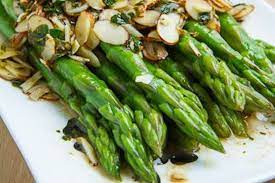 Come asparagi a vapore in una casseruola. Ricetta Degli Asparagi Al Vapore Con Mandorle E Capperi Un Contorno Vegano