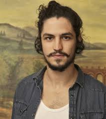 Gabriel Leone se realiza na pele de Miguel e lembra testes para TV: 'Levei  muito 'não"